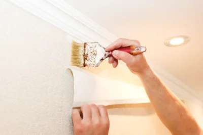 Pose de papier peint à Moyen — revêtements muraux et toiles de verre